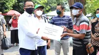 Kemnaker memberikan bantuan program Tenaga Kerja Mandiri (TKM) kepada para pedagang kaki lima (PKL) di seputar Stadion Manahan, Kota Surakarta, Jawa Tengah, Minggu (8/8/2021).