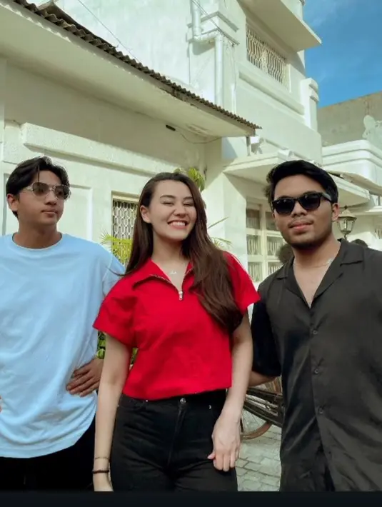 Kunjungan keduanya ke Surabaya ialah dalam rangka agenda The House of Revolutions (THR) Group yang beranggotakan Thariq Halilintar hingga putra Ganjar Pranowo, Alam Ganjar. [@aaliyah.massaid/@harrisvirza/@thariqhalilintar]