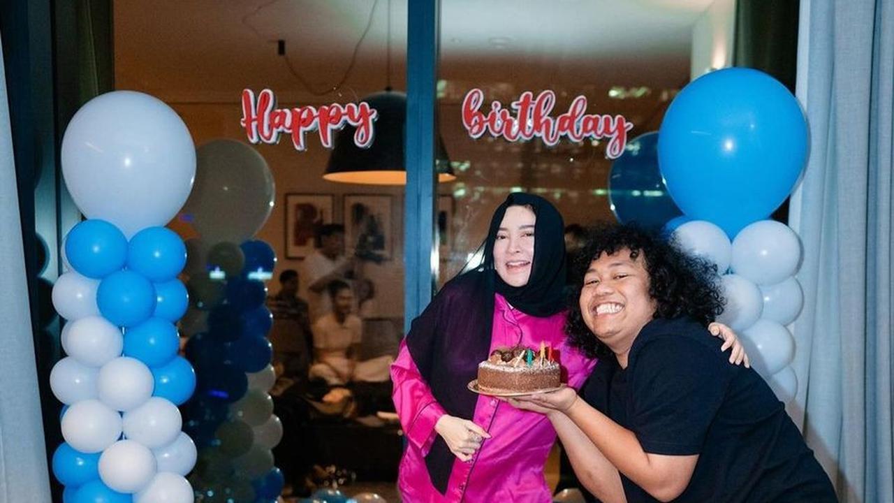 Selain itu, Marshel Widianto juga ikut memeriahkan acara kejutan ulang tahun Shandy Purnamasari.<br>