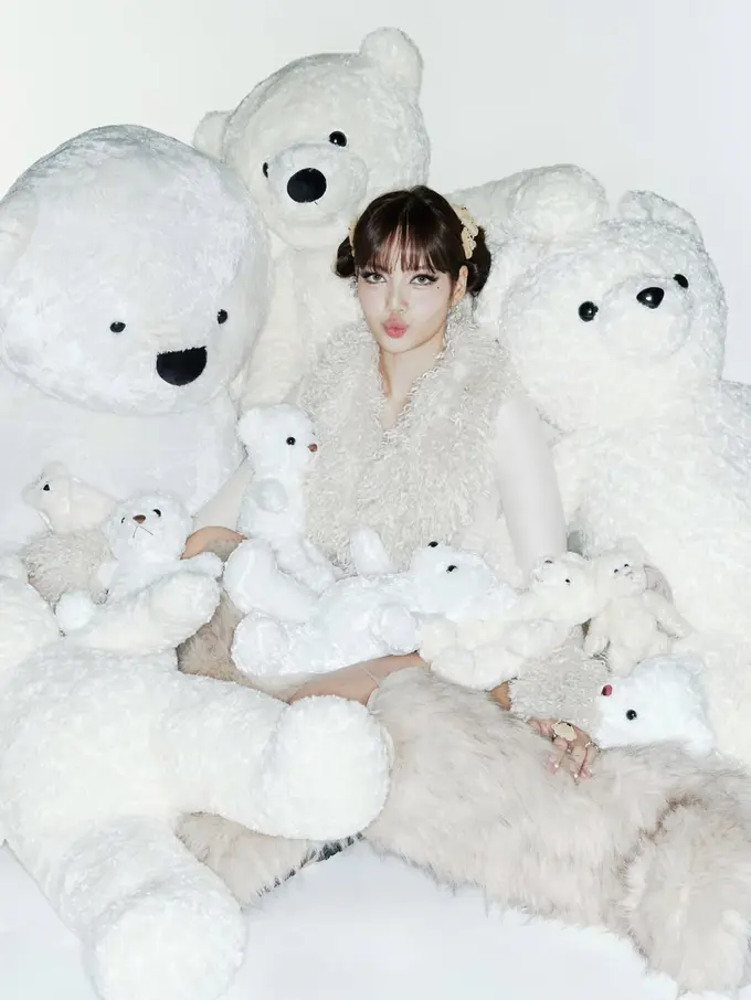 Gaya Imut Lisa BLACKPINK Rayakan Ulang Tahun ke-29 dengan Rambut Space Bun Sambil Dikelilingi Boneka Teddy Bear