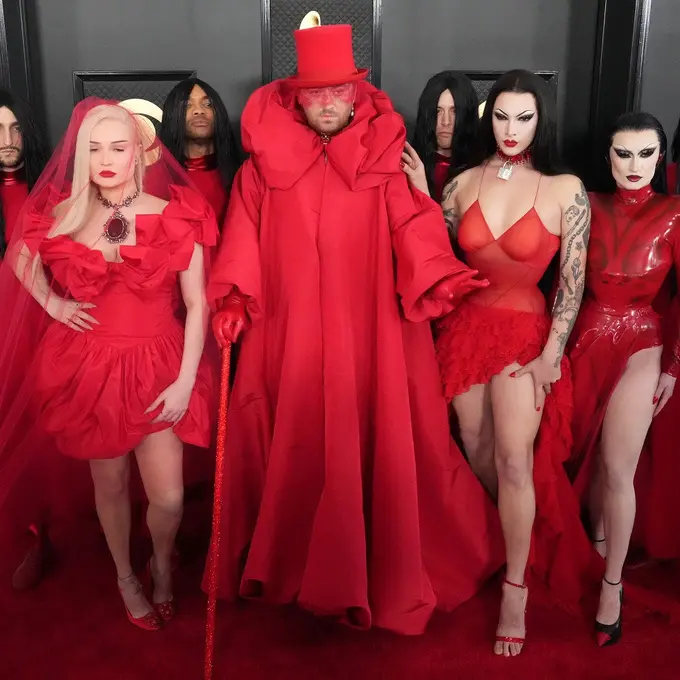 Gaya Nyentrik Serba Merah Sam Smith dan Pasukannya di Grammy Awards 2023, Tuai Kontroversi