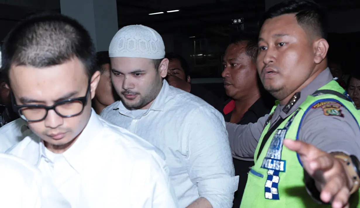 Pada sidang yang berlangsung di Pengadilan Negeri kali ini beragendakan pembacaan eksepsi (pembelaan) pihak Ridho. Dalam sidang sebelumnya, Selasa 4 Juli, Ridho didakwa bersalah atas kepemilikan narkotika. (Deki Prayoga/Bintang.com)