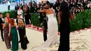 Kesha Ward memeluk sang kekasih, rapper 2 Chainz seusai dilamar pada acara Met Gala 2018 di Metropolitan Museum of Art, New York, Senin (7/5). Dalam acara Met Gala, Chainz melamar sang kekasih yang telah memberikannya dua orang putri. (AP/John Carucci)