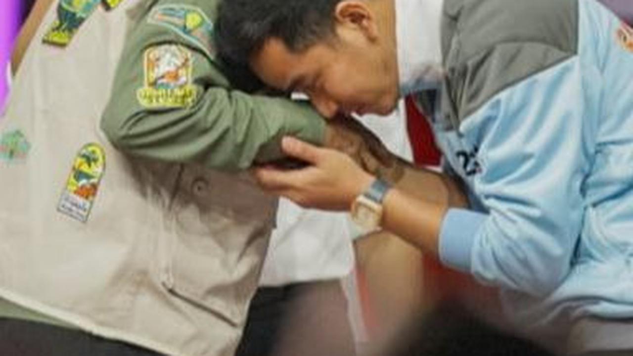 Gibran Celingak-Celinguk Cari Jawaban Mahfud, TKN: Kalau Melecehkan Masa Cium Tangan sih