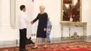 Presiden Jokowi menyambut kedatangan Managing Director IMF Christine Lagarde di Istana Merdeka, Senin (26/2). Dalam kunjungan ke Indonesia kali ini, Lagarde dijadwalkan akan mendatangi sejumlah kota selain Jakarta. (Liputan6.com/Angga Yuniar)