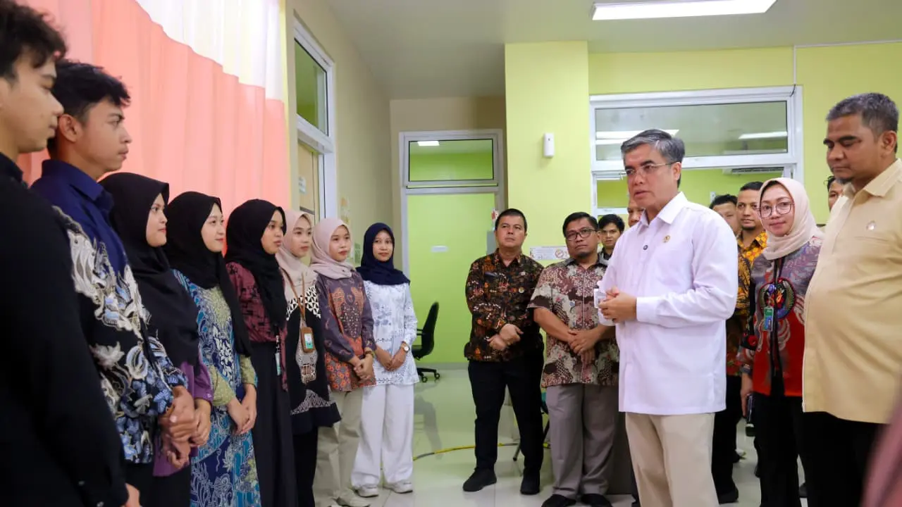 Menteri Ketenagakerjaan, Yassierli saat mengunjungi peserta Program Pemagangan Nasional di RS Universitas Andalas (RS Unand), Padang, Kamis, 12 Maret 2026. (Foto: Kementerian Ketenagakerjaan)