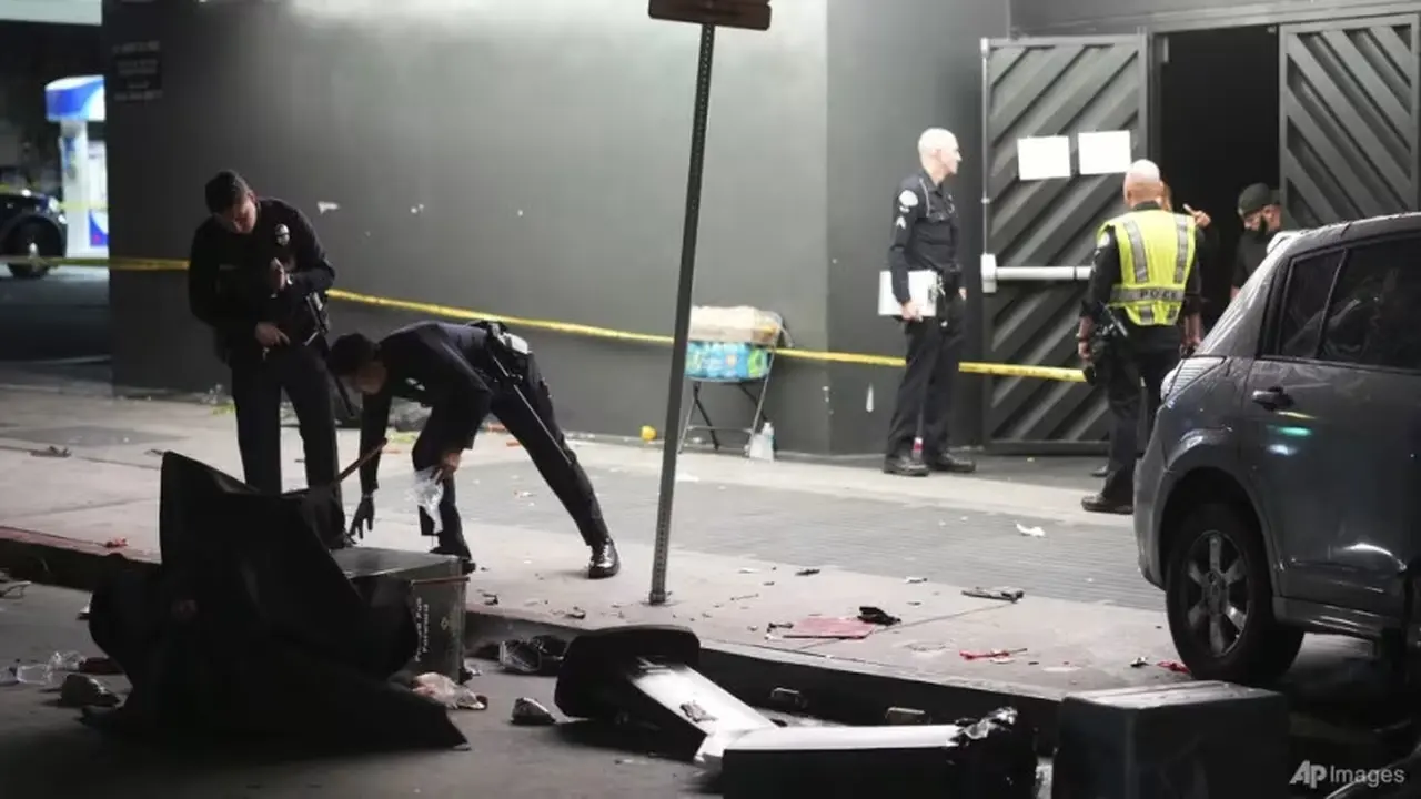 Lokasi kendaraan menabrak kerumunan orang yang sedang menunggu untuk memasuki sebuah klub malam di sepanjang jalan raya yang ramai di Los Angeles (LA), AS pada 19 Juli 2025. (AP/Damian Dovarganes)