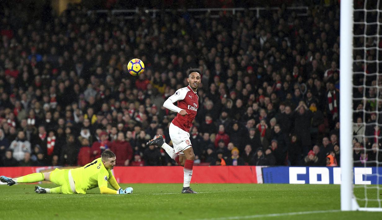 Aksi pemain Arsenals, Pierre-Emerick Aubameyang mengecoh kiper Everton saat mencetak gol pada laga Premier League di Emirates Stadium, London, (3/2/2018). Arsenal menang 5-1. (Victoria Jones/PA via AP)