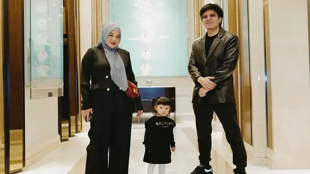 Atta Halilintar menggelar acara ulang tahun yang ke- 29 dengan tema monokrom bersama keluarga besar
