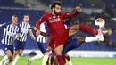 Gelandang Liverpool, Mohamed Salah, mengontrol bola saat menghadapi Brighton pada laga lanjutan Premier League pekan ke-34 di Stadion Falmer, Kamis (9/7/2020) dini hari WIB. Liverpool menang 3-1 atas Brighton. (AFP/Catherine Ivill/pool)