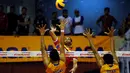 Pevoli putra Jakarta Electric PLN, Yoendri KA melakukan smash saat laga melawan Jakarta Pertamina Energi di putaran kedua pekan ketiga Pertamina Proliga 2015 di Hall A GBK Senayan, Jakarta, Jumat (20/3/2015). (Liputan6.com/Helmi Fithriansyah)