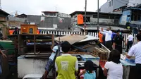 Warga di dekat Stasiun Kemayoran, Jakarta Pusat, pasrah saat rumahnya dibongkar petugas PT KAI. (Lipiutan6.com/Faizal Fanani)