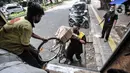 Pekerja memasukkan sepeda ke dalam truk sebelum dikirim melalui jasa ekspedisi kereta di Jalan Bungur Raya, Senen, Jakarta, Senin (3/5/2021). Memasuki H-10 Idul Fitri, jasa pengiriman paket barang dan sepeda motor via ekspedisi kereta api mengalami peningkatan. (merdeka.com/Iqbal S. Nugroho)
