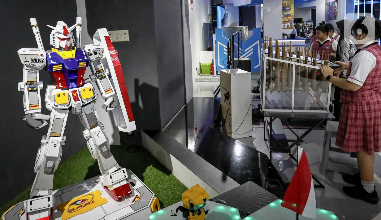 Sejumlah siswa mencoba permainan pada AI and Robotic Innovation Expo 2024 di Pluit Village Mall, Jakarta, Jumat (25/10/2024). (Liputan6.com/Herman Zakharia)