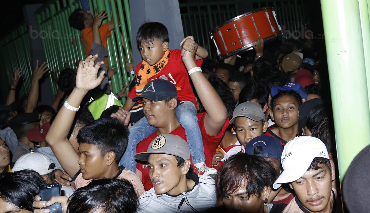 Para Jakmania berusaha masuk stadion Patriot, Bekasi, Minggu (12/11/2017). Pertandingan terakhir Persija di Liga 1 2017 ini membuat antusias Jakmania semakin tinggi untuk datang menyaksikan laga. (Bola.com/ M Iqbal Ichsan)