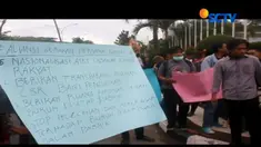 Dalam aksinya, pengunjuk rasa menuntut pemerintah untuk menghapus peraturan pemerintah nomor 78 Tahun 2015 tentang pengupahan.