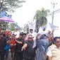 Pasangan bakal Calon Bupati Wahyu Tjiptaningsih dan Wakil Bupati Cirebon Solichun mendaftar ke KPU pada hari terakhir pendaftaran, Kamis (29/8/2024). (Liputan6.com/ Panji Prayitno)