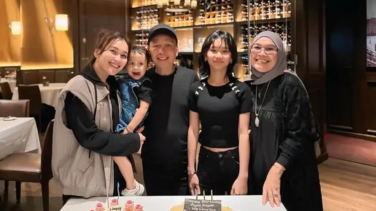 Potret Ayu Ting Ting Rayakan Ultah Ayahnya, Kompak Pakai Outfit Serba Hitam yang Elegan