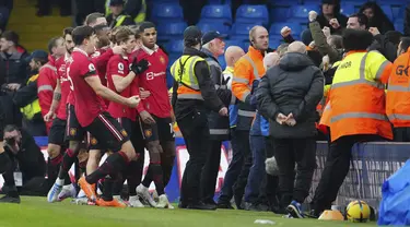 Penyerang Manchester United, Marcus Rashford (kanan) berselebrasi dengan rekan setimnya setelah mencetak gol ke gawang Leeds United selama pertandingan lanjutan Liga Premier Inggris di Elland Road, Leeds, Inggris, Minggu (12/2/2023). MU menang atas Leeds dengan skor 2-0. (AP Photo/Jon Super)