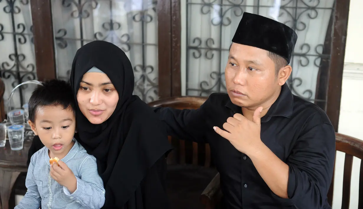 Tidak mau kehilangan akal, ia lantas menunggu pesawat itu hingga kosong. Setelah para penumpang lain turun, ia meninggalkan nomor telponnya. Dengan harapan dihubungi oleh Diyan. (dok. Bintang.com)