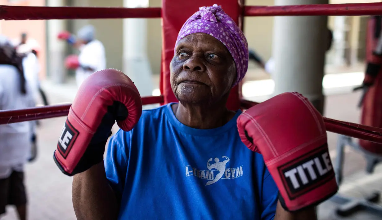 Constance Ngubane 79 tahun mengikuti latihan "Boxing Gogos" yang diselenggarakan oleh "A Team Gym" di Cosmo City di Johannesburg (19/9). Peserta "Boxing Gogos" berusia lebih dari 70 tahun. (AFP Photo/Gulshan Khan)
