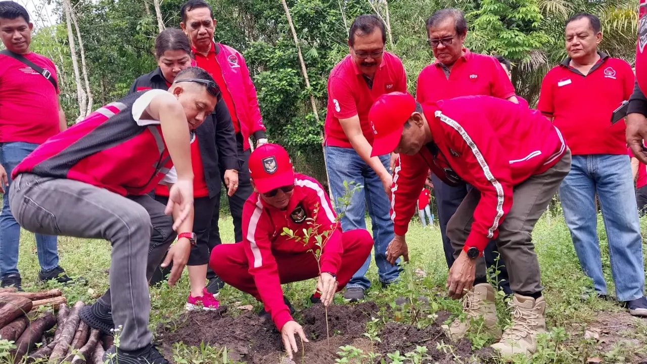 Angggota Komisi III DPR RI H. Agustiar Sabran bersama pengurus DPD dan DPC PDI Perjuangan Kalimantan Tengah (Kalteng), menanam 25 ribu bibit pohon di Kawasan Wisata Sungai Batu Sei Gohong, Palangkaraya, Sabtu (28/1/23) (Istimewa)
