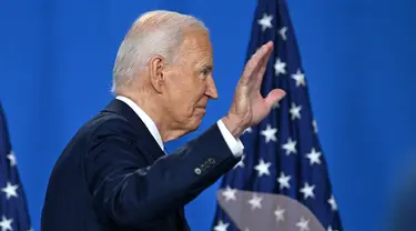 Keputusan Joe Biden muncul ketika beberapa minggu terakhir mendapatkan tekanan hebat dari sesama anggota partai Demokrat. (SAUL LOEB / AFP)