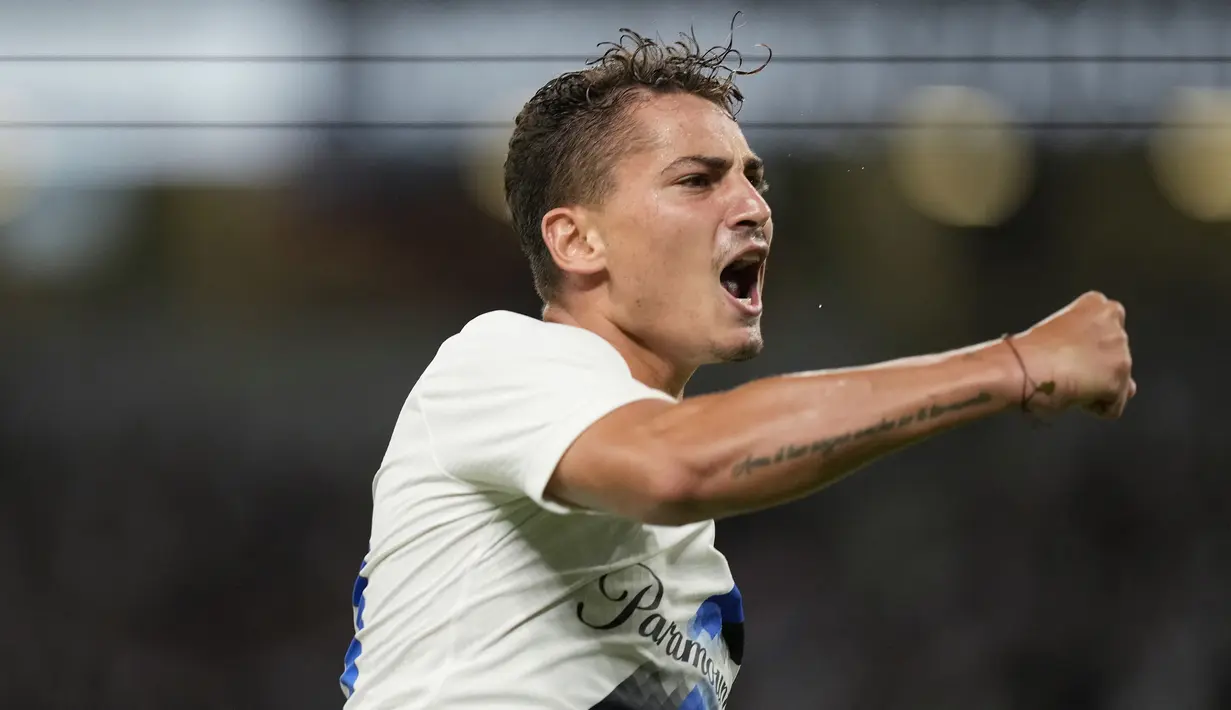 Pemain Inter Milan, Sebastiano Esposito melakukan selebrasi setelah mencetak gol ke gawang PSG saat laga uji coba pramusim di Japan National Stadium, Tokyo, Jepang, Selasa (01/08/2023). (AP Photo/Hiro Komae)