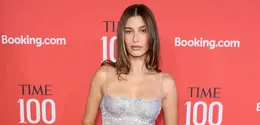 Intip detail looks Hailey Bieber di Time 100 Gala 2026. [@complexstyle/@celebmomentshq].