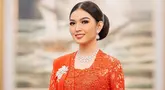 Selvi Ananda tampil anggun dengan kebaya merah berpayet serta selendang warna senada. Detail dari kebaya itu terlihat makin elegan dengan pemasangan bros perak berukuran besar di sisi kanan. Penampilannya makin mahal dengan aksesoris berlian berupa anting-anting raindrop dan kalung di lehernya. (Liputan6.com/IG/@riomotret)