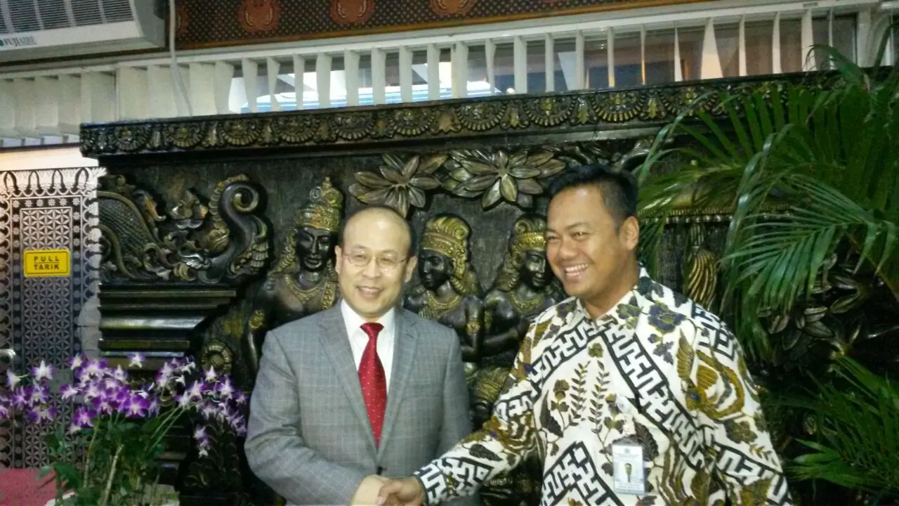 Duta Besar China Terpilih untuk Indonesia, Xiao Qian (kiri) bersama dengan Perwakilan Kemlu RI, Bayu Hari Saktiawan di Bandara Internasional Soekarno-Hatta (29/12/2017) (Rizki Akbar Hasan/Liputan6.com)