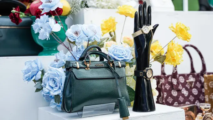 Guess Accessories Rilis Koleksi Fall23, Terinspirasi dari Keindahan Danau Como