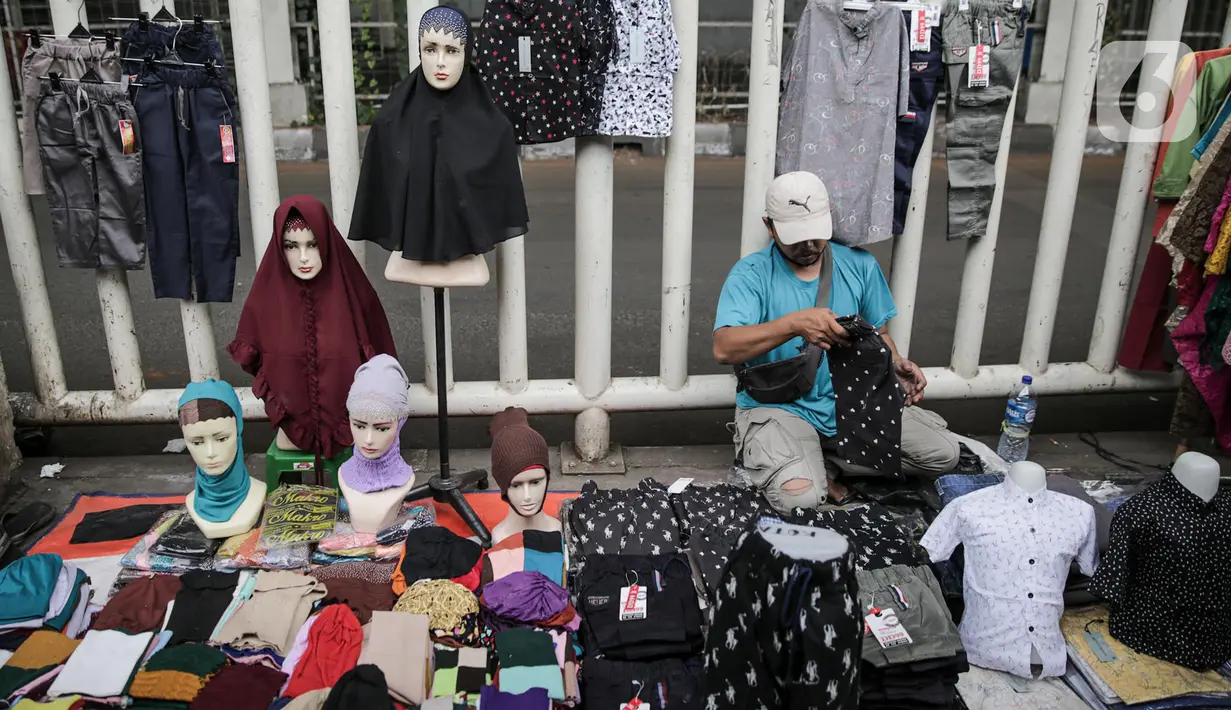 Pedagang kaki lima mulai berjualan di Jalan Jati Baru II, Tanah Abang, Jakarta, Senin (18/5/2020). Meski kawasan niaga Pasar Tanah Abang telah tutup selama masa PSBB, namun sebagian oknum pedagang tetap menggelar lapaknya di sejumlah titik seperti di atas trotoar. (Liputan6.com/Faizal Fanani)