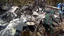 Puing pesawat ATR 42 milik Trigana Air IL 257 yang ditemukan di Oksob, Pegunungan Bintang, Papua, Selasa (18/8/2015). Pesawat yang membawa 54 penumpang tersebut ditemukan dalam keadaan hancur dan terbakar. (Istimewa)