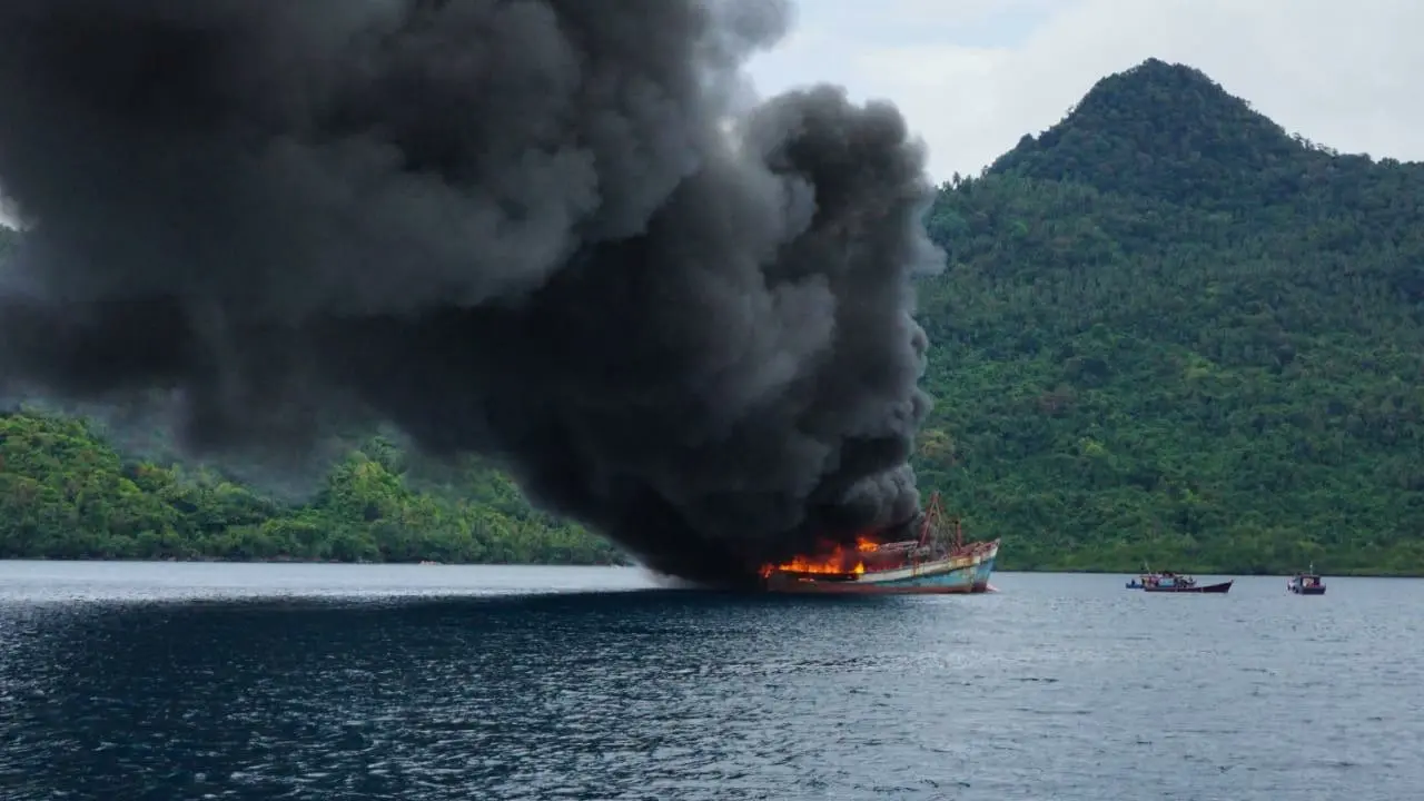 KKP menenggelamkan 10 kapal pelaku illegal fishing di Laut Natuna, Batam, Kepulauan Riau. (Foto: Liputan6.com/KKP)