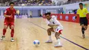 Pemain Timnas Futsal Indonesia, Andarias Kareth mencoba mengamankan bola dari rebutan pemain Thailand pada final Piala AFF Futsal 2026 di Nonthaburi Sports Complex Gymnasium, Nonthaburi hari Minggu, (12/4/2026). (Dok. FFI)