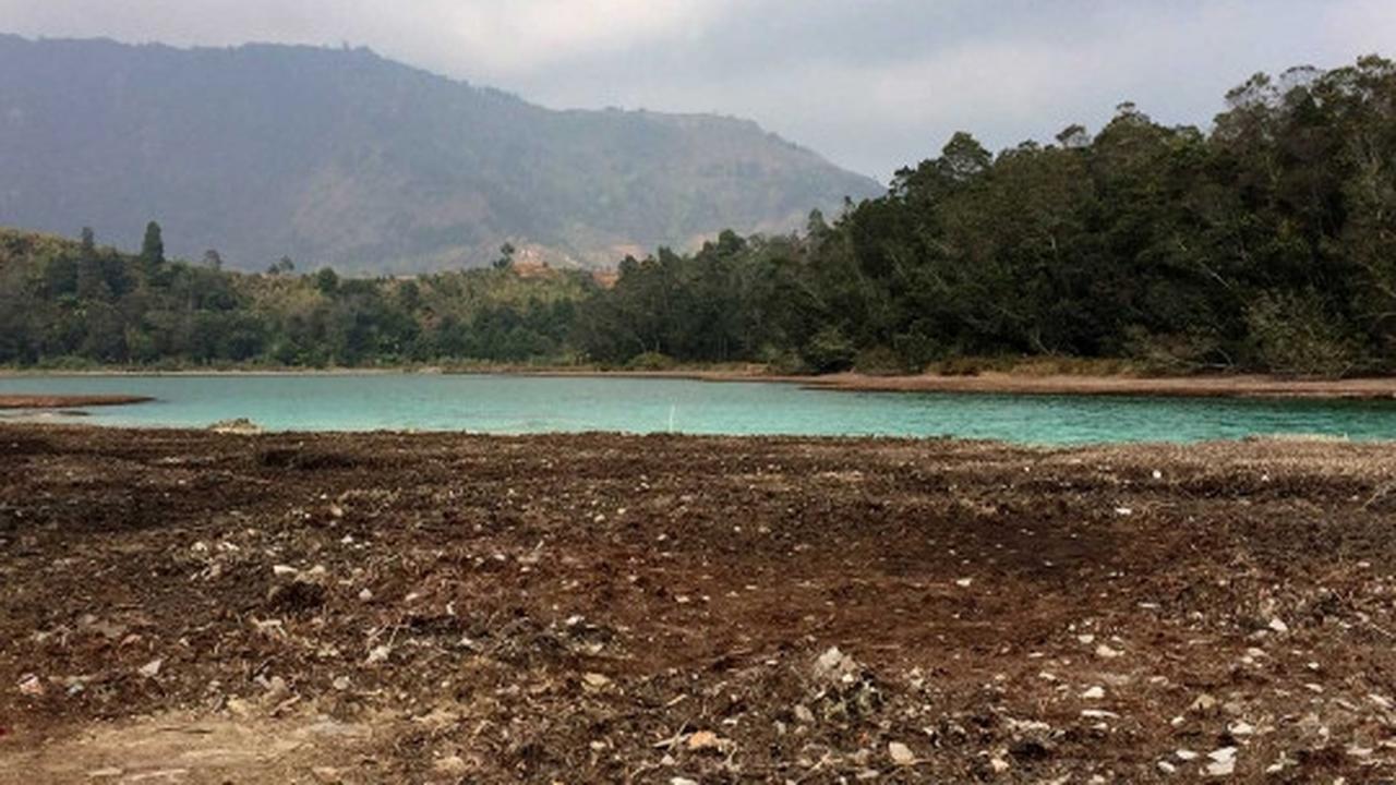 Melihat panorama Telaga Warna Dieng di tengah kemarau