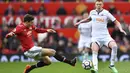 Aksi pemain Manchester United, Victor Lindelof (kiri) menghalau bola dari kejaran pemain Swansea City, Sam Clucas pada laga Premier League di Old Trafford, (31/3/2018).  Manchester United menang 2-0. (Anthony Devlin/PA via AP)