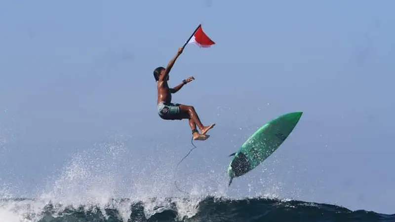 Merah putih di atas amukan ombak di Pantai Lakey, Dompu, NTB. (Foto: Liputan6.com/Miftahul Yani)