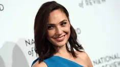 Aktris dan model Israel, Gal Gadot tersenyum saat menghadiri acara "National Board of Review Awards" di New York, Amerika Serikat, (9/1). Wanita 32 tahun ini tampil cantik dengan gaun berwarna biru. (AFP Photo/ Angela Weiss)