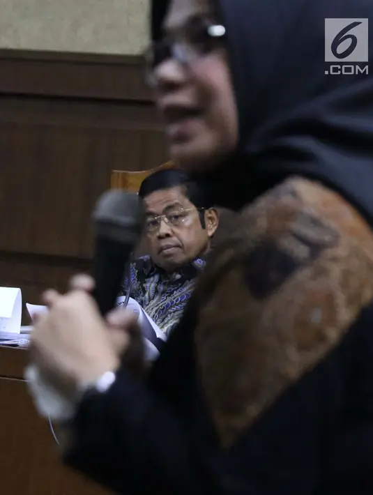 Mantan Sekjen Partai Golkar, Idrus Marham menyimak keterangan Eni Maulani Saragih saat sidang di Pengadilan Tipikor, Jakarta, Selasa (29/1). Idrus didakwa terlibat kasus dugaan suap kerja sama pembangunan PLTU Riau-1. (Liputan6com/Helmi Fithriansyah)
