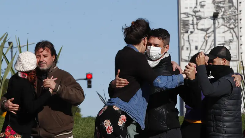 FOTO: Aksi Warga Argentina Menuntut Diizinkan Berlatih Tango