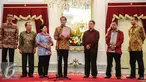 Presiden Jokowi (tengah) didampingi Ketua Pansel Calon Anggota Komisi Yudisial Harkristuti Harkrisnowo (ketiga kiri) memberi keterangan pers terkait hasil seleksi calon anggota KY, di Istana Merdeka, Jakarta, Rabu (3/9/2015). (Liputan6.com/Faizal Fanani)