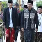 Ganjar Pranowo salat Id di Masjid Syekh Zayed Solo bersama Presiden Jokowi. Potret keduanya melangkah dengan baju Muslim dan sarung curi perhatian. (Foto: Dok. Instagram @ganjar_pranowo)