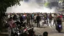Massa berkumpul saat terjadi ricuh akibat unjuk rasa di sekitar jalan Pejompongan, Jakarta, Rabu (25/9/2019). Polisi menembakan gas air mata di kerumunan massa setelah unjuk rasa pelajar STM bentrok dengan aparat kepolisian dibelakang Gedung DPR/MPR. (Liputan6.com/Helmi Fithriansyah)