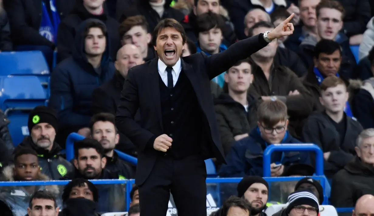 Pelatih Chelsea, Antonio Conte mengintruksikan para pemainnya saat berhadapan dengan Bournemouth pada pertandingan Liga Inggris di Stamford Bridge, London, (26/12). Chelsea menang atas Bournemouth dengan skro 3-0. (Reuters/Tony O'Brien)