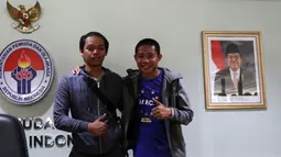 Evan Dimas bersama sahabatnya Fuguh Pangestu yang menemaninya selama di Spanyol. (Bola.com/Nicklas Hanoatubun)