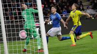 Kiper Swedia, Robin Olsen dan pemain italia, Andrea Belotti berada di depan gawang saat laga leg kedua playoff Piala Dunia 2018 melawan Italia, di Stadion San Siro, Selasa (14/11). Swedia lolos ke Rusia 2018 berkat keunggulan agregat 1-0. (AP/Luca Bruno)