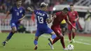 Striker Timnas Indonesia, Beto Goncalves, berusaha melewati bek Thailand, Philip Roller, pada laga Piala AFF 2018 di Stadion Rajamangala, Bangkok, Sabtu (17/11). Thailand menang 4-2 dari Indonesia. (Bola.com/M. Iqbal Ichsan)