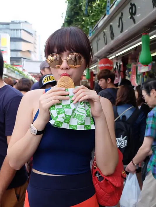 Berkunjung ke Jepang, tidak boleh lupa untuk mencicipi kuliner khas negara Sakura tersebut. Vicky Shu memilih jajanan manis Taiyaki, kue berbentuk ikan. (via instagram/@vickyshu)